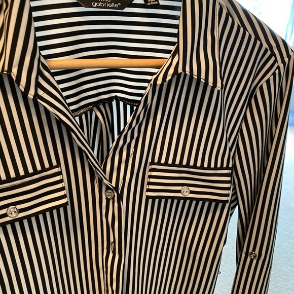 Beautiful button front dress - Picture 8 of 15